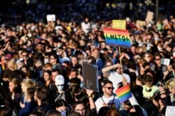 Người dân biểu tình ở Budapest để phản đối luật chống LGBTQ.