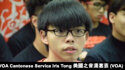 Joshua Wong, người thiếu niên đeo kính trên bích chương của phong trào Chiếm Trung trước đây đã bác bỏ chính trị truyền thống.