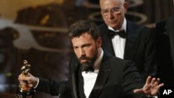 Ben Affleck, người sản xuất, đạo diễn và diễn viên chính trong cuốn phim Argo nhận giải Oscar phim xuất sắc nhất.