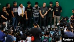 Joshua Wong, thứ nhì từ trái nói chuyện với phóng viên báo chí trong khi người biểu tình phong tòa khu vực xung quanh trụ sở chính phủ ở Hong Kong 9/10/14