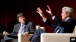 Đạo diễn Ken Burns và cựu Ngoại trưởng Mỹ John Kerry.