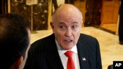 Tư liệu- Cựu Thị trưởng New York Rudy Giuliani, giờ là luật sư của TT Trump, tại Tháp Trump ở New York.