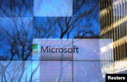 Tư liệu- Một ảnh quảng cáo trên màn ảnh lớn tại văn phòng Microsoft ở Cambridge, bang Massachusetts, Hoa Kỳ.