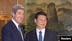 Ngoại trưởng Mỹ John Kerry gặp Chủ tịch Trung Quốc Tập Cận Bình tại Đại sảnh đường Nhân dân ở Bắc Kinh, ngày 13/4/2013.