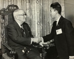 Dohamide được diện kiến cựu Tổng Thống Hoa Kỳ Harry S. Truman tại Kansas City 1966. [album gia đình anh chị Dohamide]