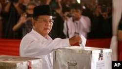 Cựu tướng lãnh Prabowo Subianto cũng tự loan báo đắc cử.