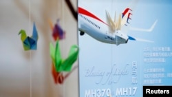 Tưởng niệm các nạn nhân của hai chuyến bay MH370 và MH17 được thiết lập tại Trung tâm Xiao En Bereavement, Kuala Lumpur.