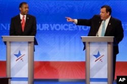 Thống đốc bang New Jersey Chris Christie (phải) và Bác sĩ Ben Carson trong cuộc tranh luận tại New Hampshire.