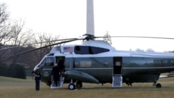 Tổng thống Trump và Phu nhân Melania Trump lên máy bay Marine One.