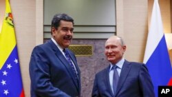 Tổng thống Nga Vladimir Putin (phải) bắt tay với Tổng thống Venezuela Nicolas Maduro trong cuộc gặp tại dinh Novo-Ogaryovo ở ngoại ô Moscow, (ảnh tư liệu 5/12/2018)