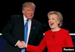 Bà Hillary Clinton và ông Donald Trump bắt tay chào nhau trước cuộc tranh luận tổng thống đầu tiên, ngày 26 tháng 9, 2016