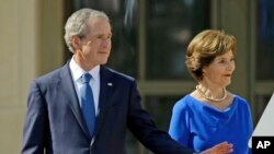 Cựu Tổng thống George W. Bush và cựu Đệ nhất phu Nhân Laura Bush tại buổi lễ khánh thành thư viện