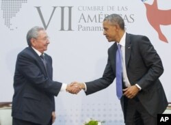 Tổng thống Mỹ Barack Obama và Chủ tịch Cuba Raul Castro bắt tay tại Hội nghị thượng đỉnh Châu Mỹ ở Panama City ngày 11 Tháng 4, 2015.