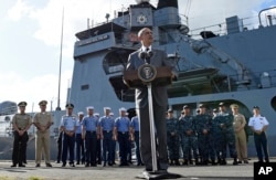 Tổng thống Obama phát biểu sau khi thăm chiến hạm BRP Gregorio del Pilar, soái hạm của hải quân Philippines, ngày 17/11/2015. Tòa Bạch Ốc vừa loan báo một gói viện trợ mới trong vòng hai năm trị giá 259 triệu đô la, trong đó có 79 triệu cho Philippines, 40 triệu cho Việt Nam, 21 triệu cho Indonesia và 2 triệu rưỡi cho Malaysia. Hoa Kỳ cũng chuyển giao cho Philippines một chiếc tàu tuần duyên và một chiếc tàu khảo cứu.