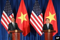 Tổng thống Hoa Kỳ Barack Obama loan báo dỡ bỏ lệnh cấm vận vũ khí đối với Việt Namtrong cuộc họp báo chung với Chủ tịch nước Việt Nam Trần Đại Quang tại Hà Nội, ngày 23/5/2016.