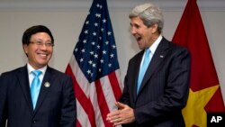 Ngoại trưởng Mỹ John Kerry và Bộ trưởng Ngoại giao Việt Nam Phạm Bình Minh gặp nhau tại Bandar Seri Begawan, Brunei, tháng 7/2013.