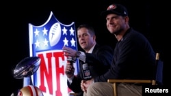 Anh em Jim Harbaugh (phải) sẽ đối đầu với John Harbaugh tại Super Bowl 47.