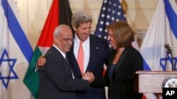 Ngoại trưởng John Kerry và trưởng đoàn đàm phán Israel Tzipi Livni (phải) cùng Trưởng đoàn đàm phán Palestine Saeb Erekat, ngày 30/7/2013. 