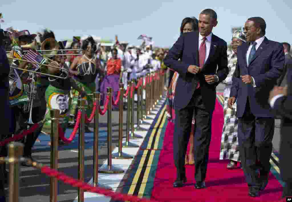 Tổng thống Barack Obama nhảy theo ban nhạc Tanzania tại Sân bay quốc tế Julius Nyerere ở Dar Es Salaam, ngày 1/7/2013. 