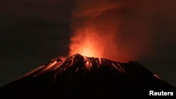 Khói bốc ra từ núi Popocatepetl