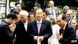 Tổng thư ký Liên hiệp quốc Ban Ki-moon đi thăm Viện bảo tàng Diệt chủng Toul Sleng