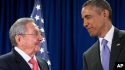 Chủ tịch CUba Raul Castro (trái) và Tổng thống Mỹ Barack Obama trao đổi trước cuộc gặp tại trụ sở Liên Hiệp Quốc, New York, ngày 29/9/2015.