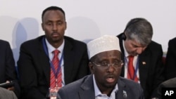 Tổng thống Somalia Sheikh Sharif Ahmed (giữa) tại London, ngày 23/2/2012 