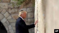 TT Trump thăm Bức Tường phía Tây hôm 22/5/2017 ở Jerusalem (AP Photo/Evan Vucci)