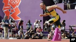 Vận động viên điền kinh Nam Phi Oscar Pistorius hôm nay đi vào lịch sử tại Olympic London. Anh trở thành người cụt hai chân đầu tiên tham gia các cuộc tranh tài của đại hội thể thao thế giới này.