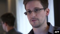 Edward Snowden làm việc cho NSA bốn năm vừa rồi, trả lời phỏng vấn tờ The Guardian tại một địa điểm không được tiết lộ ở Hongkong, 6/6/2013. AFP PHOTO/THE GUARDIAN