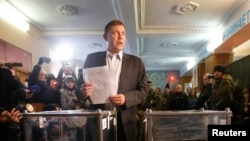 Lãnh đạo ly khai của Donetsk Alexander Zakharchenko đi bỏ phiếu tại Donetsk, miền đông Ukraine, ngày 2/11/2014.