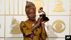 Nghệ sĩ từng đoạt giải Grammy Angelique Kidjo cho biết cô các quốc gia châu Phi đang vật lộn với tham nhũng có thể giải quyết vấn đề của họ thông qua các phương tiện dân chủ.