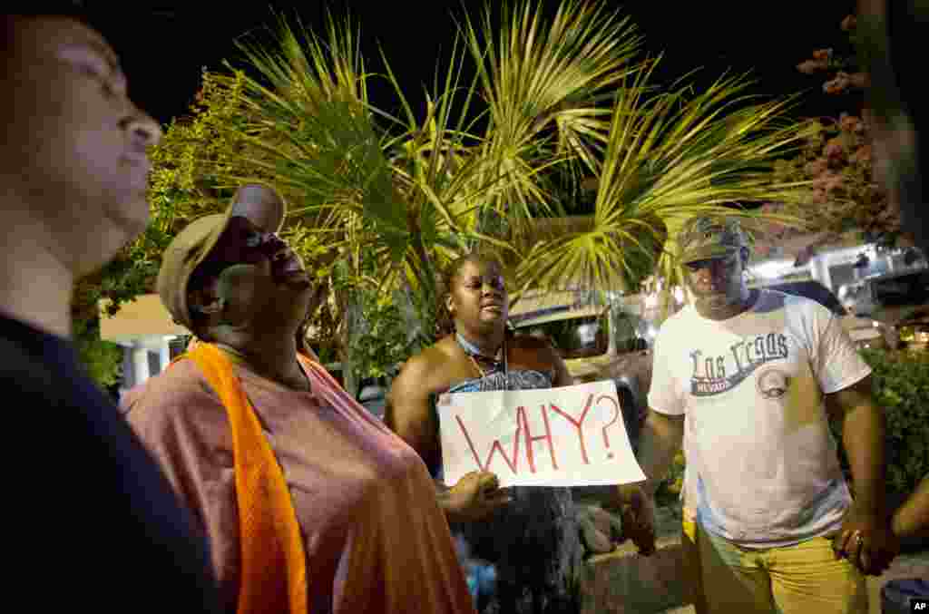 Cư dân North Charleston, bang North Carolina, cầm biểu ngữ xuống đường trong buổi cầu nguyện của Giáo Hội Emanuel AME sau vụ nổ súng đêm thứ Tư.