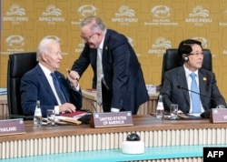 Prezidan Joe Biden koze ak Premye Minis Ostralyen Anthony Albanese pandan yon rankont enfomel nan kad some Kowoperasyon Ekonomik Azi Pasifik la (APEC) nan Lima, Pewou, 15 Nov. 2024.