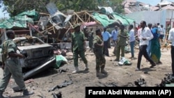 Binh sĩ Somali ở hiện trường vụ nổ bom kép tại một nhà hàng ở thủ đô Mogadishu, 7/9/2013