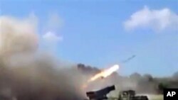 Hình ảnh từ đoạn video cho thấy lực lượng trung thành với Tổng thống Bashar Assad bắn rocket đến Homs, Syria, 15/7/2013