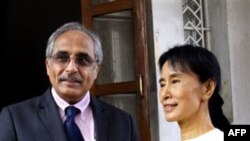 Nhà lãnh đạo đấu tranh cho dân chủ của Miến Ðiện Aung San Suu Kyi (phải) và Ðặc sứ Liên hiệp quốc Vijay Nambiar