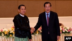 Hun Sen và tướng Min Aung Hlaing (trái) tại Naypyidaw.