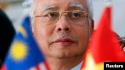 Thủ tướng Malaysia Najib Razak nói chuyện tại một cuộc họp báo ở Hà Nội, 4/4/14