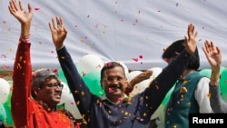 Lãnh tụ đảng Aam Admi Arvind Kejriwal (giữa) vẫy chào người ủng hộ tại New Delhi, ngày 10/2/2015.