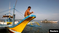 Ngư dân Philippines tại bãi cạn Scarborough ở Masinloc, Zambales.