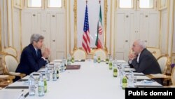 Ngoại trưởng Mỹ John Kerry và Ngoại trưởng Iran Javad Zarif trước cuộc hội đàm tại Vienna, ngày 30/6/2015.