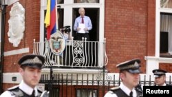 Ông Julian Assange đọc tuyên bố từ ban công của Đại sứ quán Ecuador tại London, ngày 19/8/2012