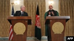 Bộ trưởng Quốc phòng Hoa Kỳ Robert Gates (trái) và Tổng thống Afghanistan Hamid Karzai trong cuộc họp báo chung tại thủ đô Kabul, ngày 7/3/2011