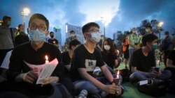 Nhà hoạt động dân chủ Joshua Wong, giữa, tham gia đêm thắp nến tưởng niệm các nạn nhân vụ thảm sát Thiên an môn năm 1989 tại Công viên Victoria ở Hong Kong, ngày 4/6/2020.