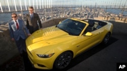 Bill Ford, Chủ tịch điều hành hãng Ford (trái) đứng cạnh xe Mustang mui trần 2015 trên Empire State Building ở New York, ngày 16/4/2014.