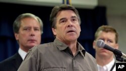 Thống đốc Rick Perry (giữa) nói chuyện tại một cuộc họp báo về vụ nổ nhà máy phân bón ở West, Texas, 18/4/13