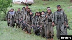 Nhóm chiến binh của Đảng Công nhân người Kurd (PKK) đi bộ đến căn cứ mới của họ ở miền bắc Iraq, ngày 14/5/2013.