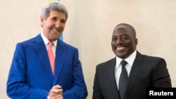 Tổng thống Cộng hòa Dân chủ Congo Joseph Kabila đón tiếp Ngoại trưởng Mỹ John Kerry tại Kinshasa, ngày 4/5/2014.