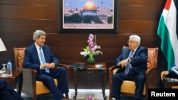 Ngoại trưởng Mỹ John Kerry (trái) hội đàm với Tổng thống Palestine Mahmoud Abbas tại thành phố Ramallah ở Bờ Tây, ngày 19/7/2013.